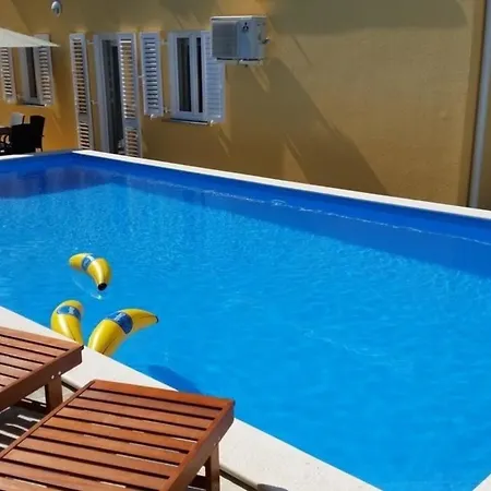 Tolles In Mit Eigener Terrasse Baška