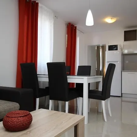 Tolles In Mit Eigener Terrasse Apartman