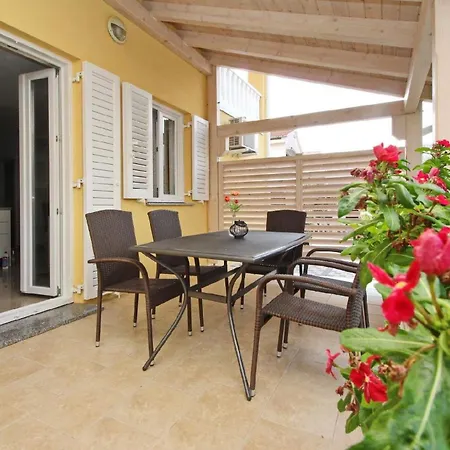 Tolles In Mit Eigener Terrasse * Baska (Krk)