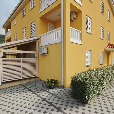 Tolles In Mit Eigener Terrasse * Baška